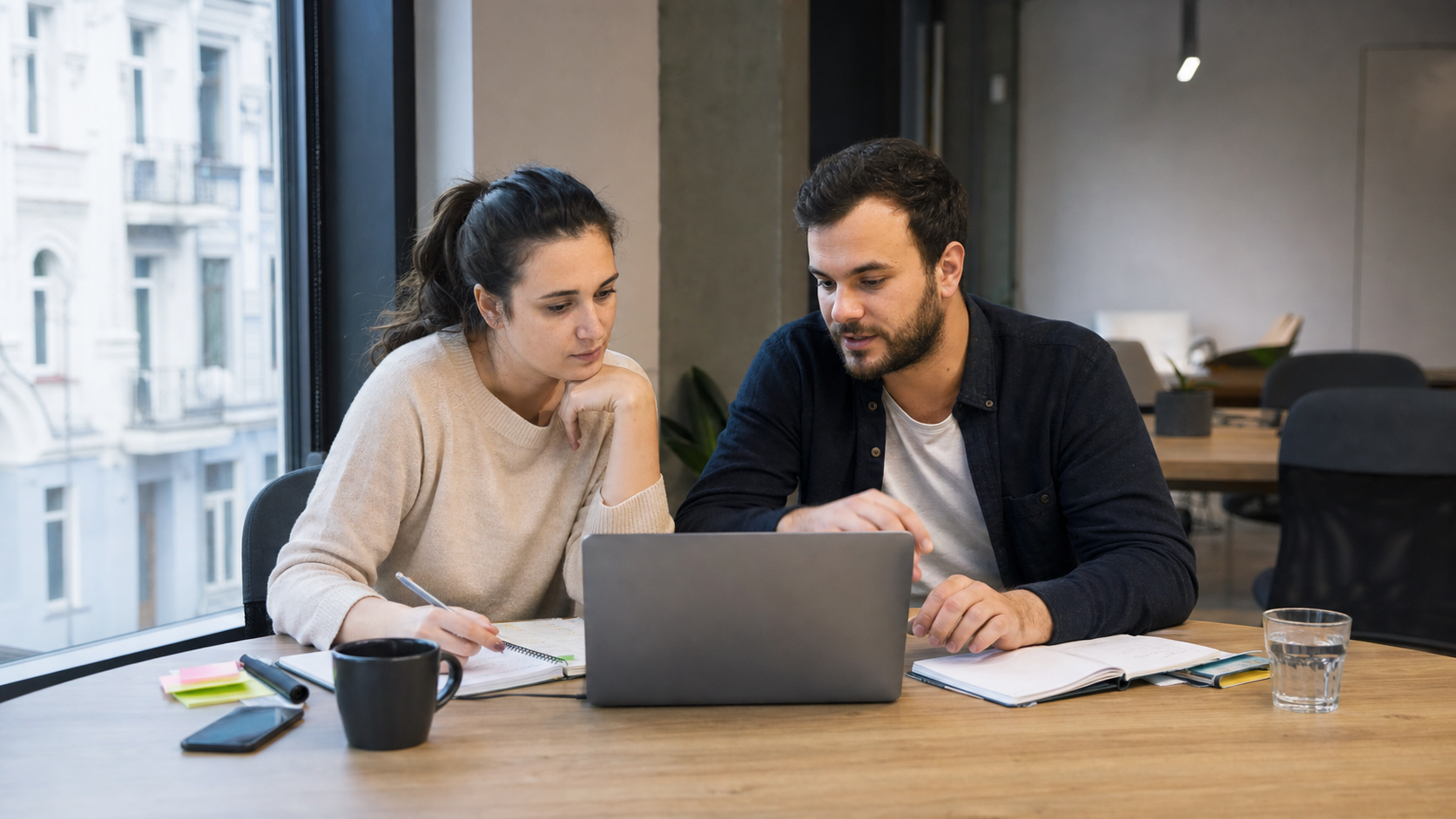 Fondatoare care compară pe laptop platforme oficiale pentru finanțarea unui startup